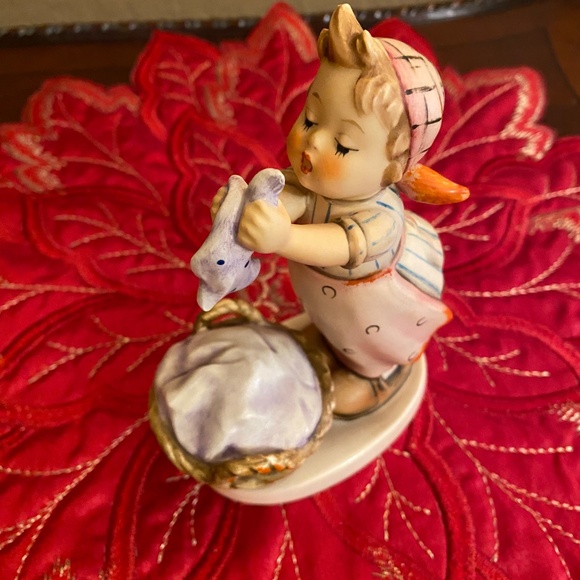 HUMMEL WASH DAY VINTAGE 5 3/4 INCH TALL 2 1/4 INCH WIDE - Picture 2 of 16